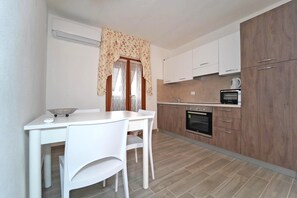 Fridge, microwave, oven, stovetop - Villa Dei Poeti 16Pax Large Pool, A/C, BBQ, Chef, Sport Activities, near 5 Terre (Canova)