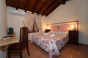 10 chambres, bureau, fer et planche à repasser, lit parapluie