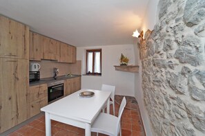 Fridge, microwave, oven, stovetop - Villa Dei Poeti 16Pax Large Pool, A/C, BBQ, Chef, Sport Activities, near 5 Terre (Canova)