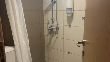 Habitación individual, balcón | Caja fuerte, wifi gratis, ropa de cama