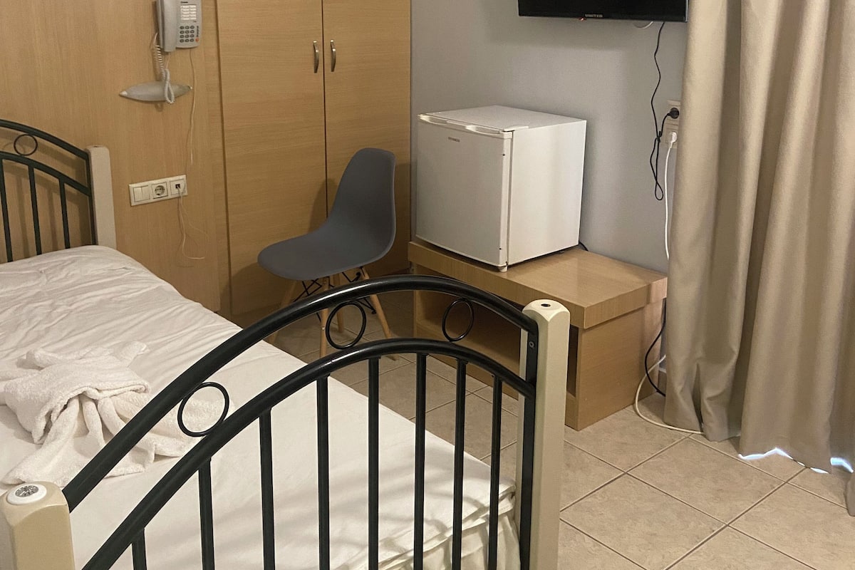 Single Room, Balcony | 1 bedroom, in-room safe, free WiFi