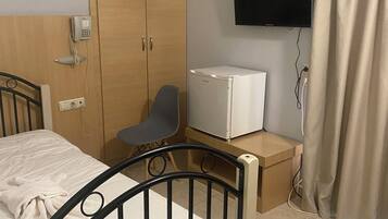 Single Room, Balcony | In-room safe, free WiFi, bed sheets