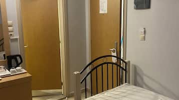 Einzelzimmer, Balkon | Zimmersafe, kostenloses WLAN, Bettwäsche