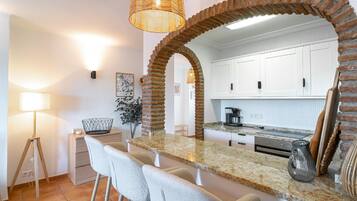 Een koelkast, een microgolfoven, een oven, een vaatwasser