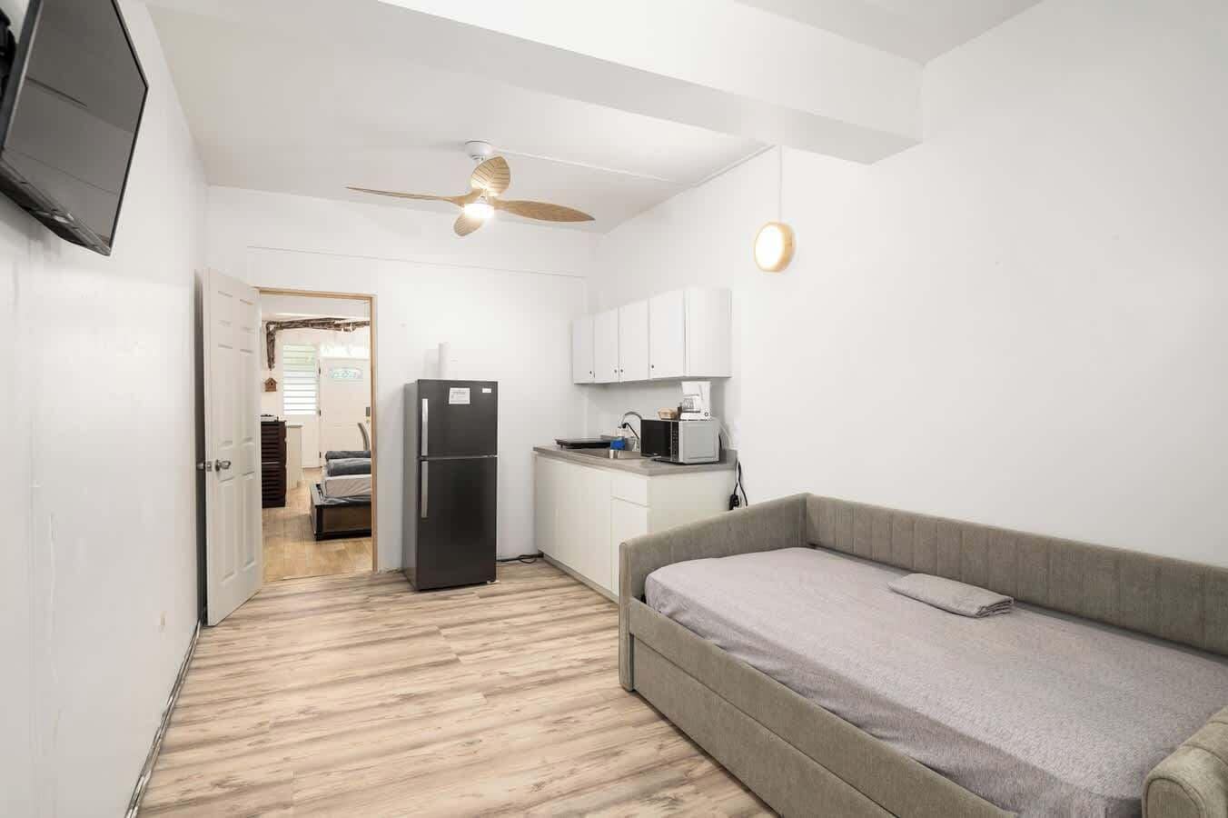 1 habitación, escritorio, tabla de planchar con plancha y wifi gratis 