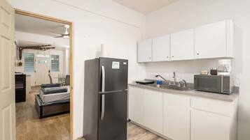 Fridge, coffee/tea maker