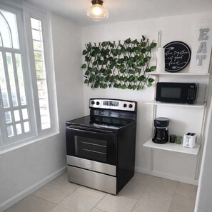 Micro-ondes, four, plaque de cuisson, cafetière/bouilloire