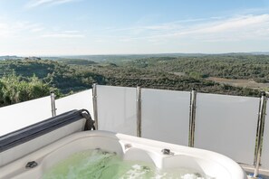 Outdoor spa tub - Villa with private pool, sea view and BBQ area, Buje-Istria (Buje)