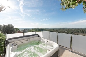 Outdoor spa tub - Villa with private pool, sea view and BBQ area, Buje-Istria (Buje)
