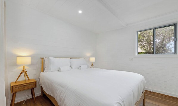 4 bedrooms, iron/ironing board, WiFi, bed sheets