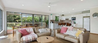 Pet-Friendly, Walk to Beach | Muwarra Beach House