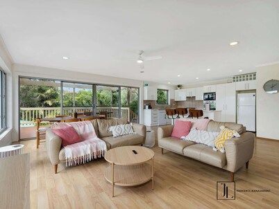 Pet-Friendly, Walk to Beach | Muwarra Beach House