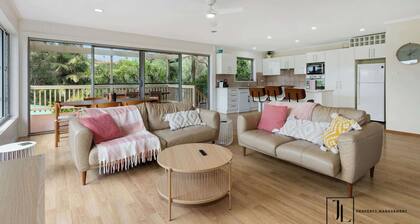 Pet-Friendly, Walk to Beach | Muwarra Beach House