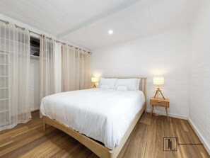 4 bedrooms, iron/ironing board, WiFi, bed sheets - Pet-Friendly, Walk to Beach | Muwarra Beach House (Malua Bay)