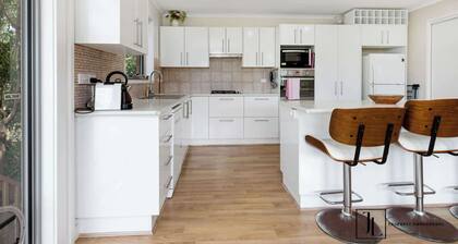 Pet-Friendly, Walk to Beach | Muwarra Beach House