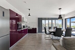 Fridge, oven, dishwasher, coffee/tea maker