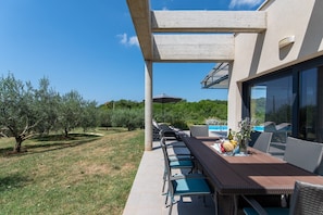 Outdoor dining - Serene Villa with Private Pool and Sea View Near Novigrad (Novigrad)