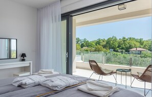 4 habitaciones, tabla de planchar con plancha, wifi y ropa de cama