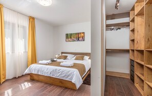 3 bedrooms, WiFi, bed sheets