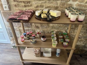 Free daily full breakfast  - Chambres d'Hôtes de l'Ancienne Auberge (Thaon)
