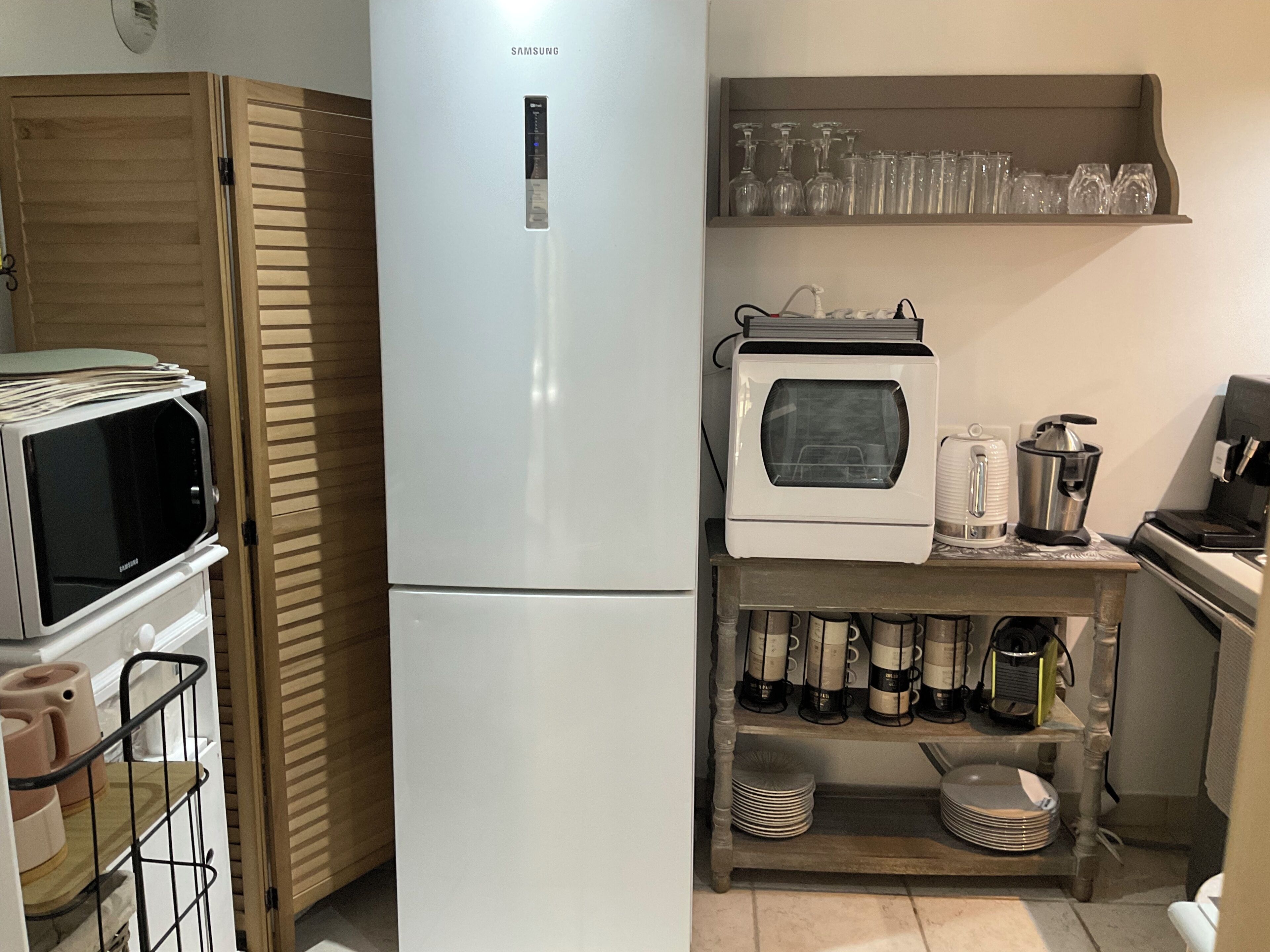 Cafetera o tetera, frigorífico grande, microondas y hervidor eléctrico