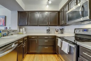 Fridge, microwave, oven, stovetop - Pet Friendly Townhome Near Parks (Broomfield)
