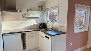 Een kookplaat, een vaatwasser, een koffiezetapparaat/waterkoker