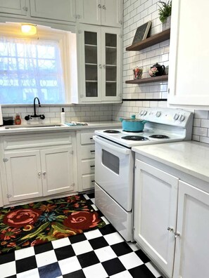 Fridge, microwave, oven, stovetop - The Rose Summary:<br>Wel (Tyler)