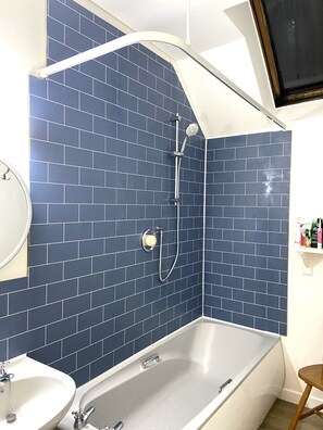 Secador de cabelo, toalhas de banho, sabonete, papel higiênico