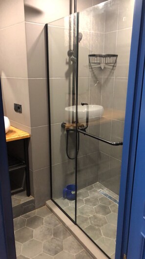 Hiustenkuivaaja, pyyhkeet, saippua, vessapaperi