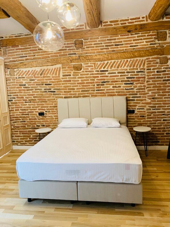 3 makuuhuonetta, silitysrauta/-lauta, ilmainen Wi-Fi, vuodevaatteet
