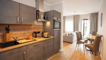 Fridge, oven, stovetop, dishwasher