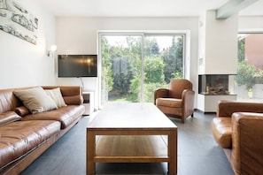 Televisie en een open haard