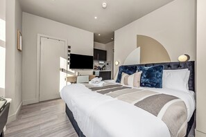 Een bureau, een strijkplank/strijkijzer, reisbedje, wifi