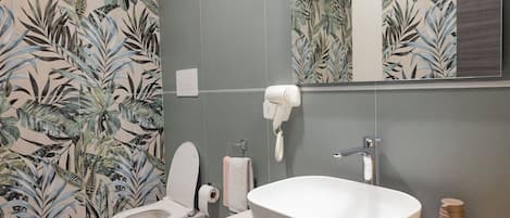 Shower, hair dryer, bidet, towels