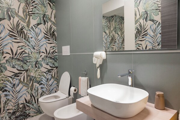 Dusche, Haartrockner, Bidet, Handtücher