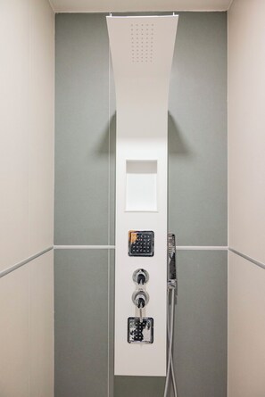 Dusche, Haartrockner, Bidet, Handtücher