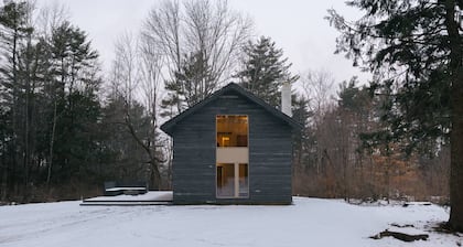 Skyhawk Cabin: refined modern getaway with hot tub
