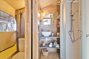 Cabaña Deluxe, vistas a la montaña | Cunas (de pago), wifi gratis, ropa de cama