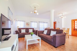 Living area - Villa in Albufeira Near Praia dos Pescadores (Albufeira)