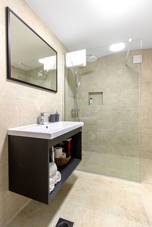 Dusj, hårføner, håndklær og sjampo