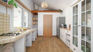 Fridge, dishwasher, coffee/tea maker, highchair