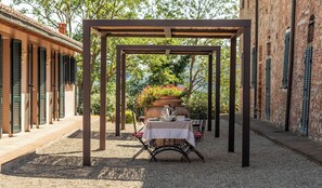 Outdoor dining - Apartment with 2 bedrooms and 2 bathrooms on the ground floor (Toscana)
