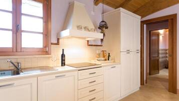 Refrigerador, placa de cocina, utensilios de cocina, mesa de comedor