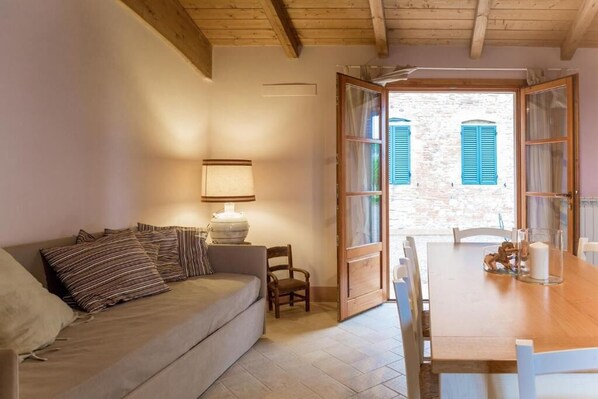 Living area - Apartment with 2 bedrooms and 2 bathrooms on the ground floor (Toscana)