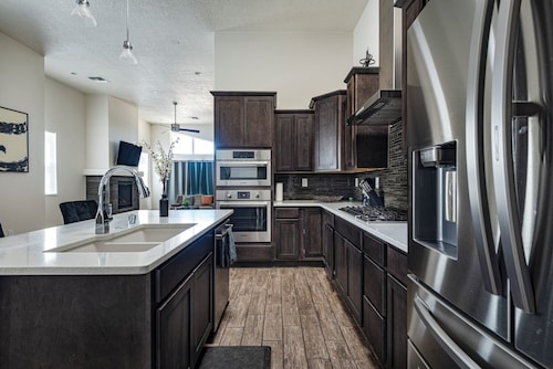 Modern Home w/4BR Next to Netflix, Airport, Casino