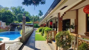 2 outdoor pools