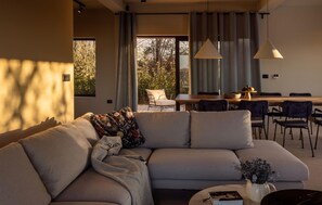 Smart TV, fireplace - Stunning home in Kastelir with sauna (Kastelir)