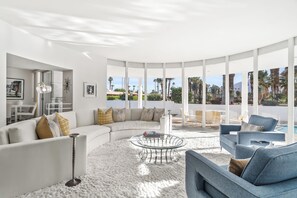 Televisión, chimenea y oficina 