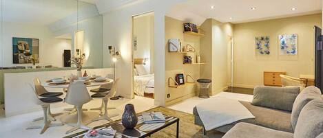 Lägenhet | Arbetsyta för laptop, strykjärn/strykbräda och sängkläder